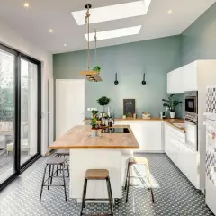 Cuisine moderne avec îlot central en bois. Demandez un devis pour refaire l'électricité de votre cuisine.