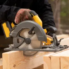 Maintenant, je comprends la différence scie à bois et scie à métaux. Une scie circulaire coupe du bois, pas du métal.