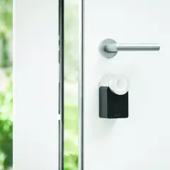 Poignée de porte extérieure avec serrure connectée Nuki, une solution moderne pour comment verrouiller une porte coulissante extérieure.