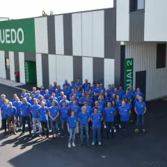 Une équipe souriante devant le bâtiment GUEDO. Avis guedo outillage : une entreprise dynamique et accueillante.