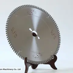 Lame de scie circulaire pour mélaminé, avec dents fines et motifs rouges ondulés. Idéale pour des coupes nettes.