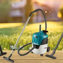 Aspirateurs Dewalt, Makita (wikipédia) et Kärcher alignés sur un plancher en bois, avec un fond flou de jardin ensoleillé.