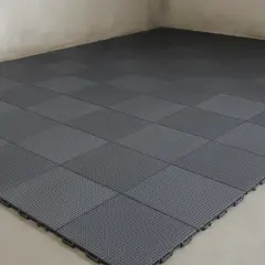 Dalles emboîtables grises pour sol de garage, offrant une solution pratique et esthétique. L'épaisseur de la dalle béton garage est ici remplacée par ce revêtement modulable.