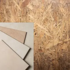 Échantillons de carrelage beige sur fond de panneau OSB, prêt pour la pose plancher.