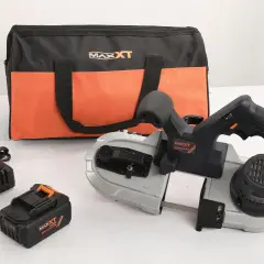 Une scie à ruban MAX-XT, avec batterie et chargeur, idéale pour couper divers matériaux.