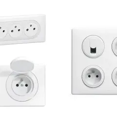 Plusieurs prises électriques blanches, dont une avec volet, pour savoir combien de prise dans une chambre.