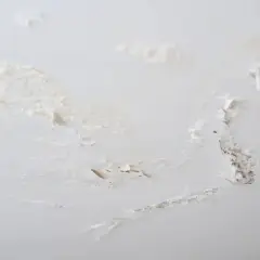 Détails d'un mur intérieur abîmé, avec des traces de salpêtre et de peinture écaillée. Une situation qui demande comment éliminer le salpêtre sur un mur intérieur.