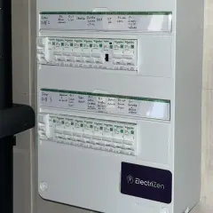 Schéma tableau électrique 3 rangées, avec disjoncteurs et étiquettes manuscrites pour identifier les circuits (cuisine, chambre, etc.).