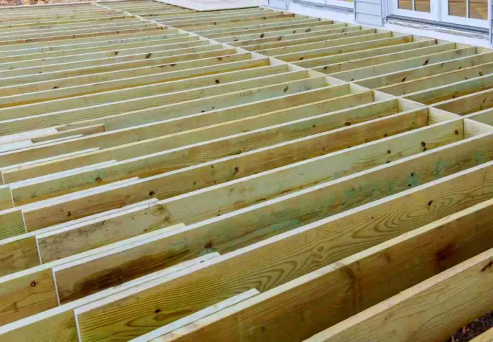 Structure en bois pour comment réaliser le solivage d'un plancher d'étage. Des solives parallèles sont installées, prêtes pour le revêtement.