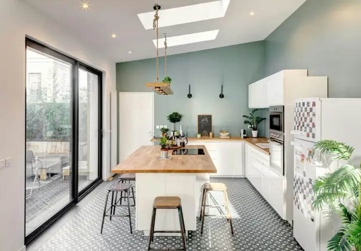 Cuisine moderne avec îlot central en bois. Demandez un devis pour refaire l'électricité de votre cuisine.
