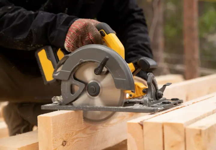 Maintenant, je comprends la différence scie à bois et scie à métaux. Une scie circulaire coupe du bois, pas du métal.