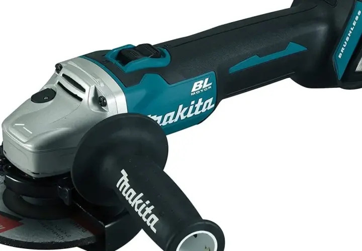 Meuleuse d'angle sans fil Makita, outil puissant de la sous marque Makita, avec moteur BL et poignée ergonomique.