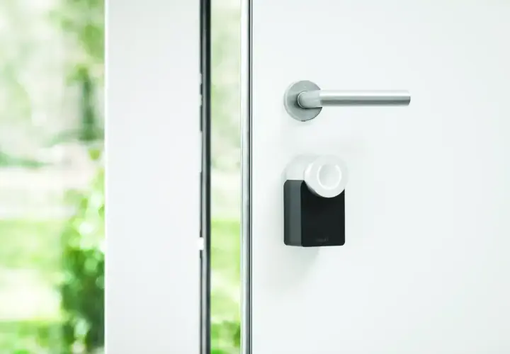Poignée de porte extérieure avec serrure connectée Nuki, une solution moderne pour comment verrouiller une porte coulissante extérieure.