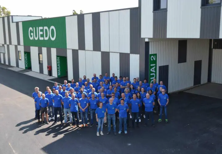 Une équipe souriante devant le bâtiment GUEDO. Avis guedo outillage : une entreprise dynamique et accueillante.