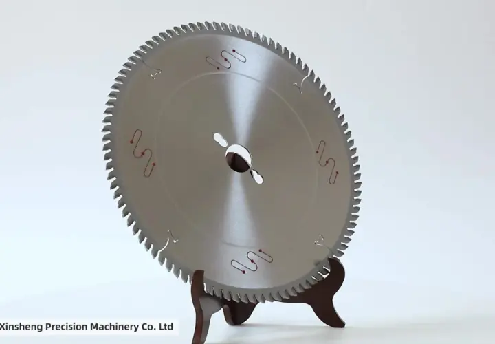 Lame de scie circulaire pour mélaminé, avec dents fines et motifs rouges ondulés. Idéale pour des coupes nettes.