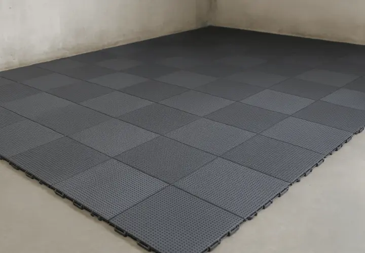 Dalles emboîtables grises pour sol de garage, offrant une solution pratique et esthétique. L'épaisseur de la dalle béton garage est ici remplacée par ce revêtement modulable.