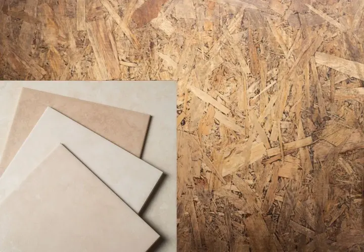 Échantillons de carrelage beige sur fond de panneau OSB, prêt pour la pose plancher.