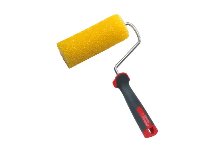 Rouleau à peinture jaune texturé, idéal pour un crépi au rouleau parfait. Manche ergonomique gris et rouge.