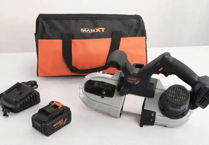 Une scie à ruban MAX-XT, avec batterie et chargeur, idéale pour couper divers matériaux.