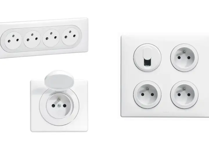 Plusieurs prises électriques blanches, dont une avec volet, pour savoir combien de prise dans une chambre.