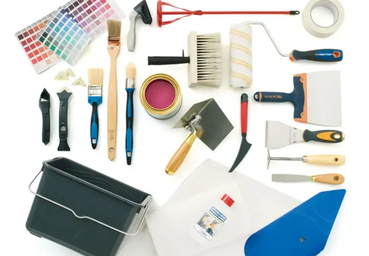 Ensemble d'outils pour papier peint : pinceaux, rouleau, truelles, spatules, seau, décolleur, ruban adhésif et nuancier.