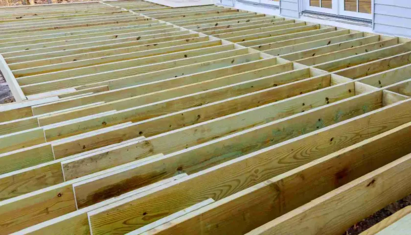 Structure en bois pour comment réaliser le solivage d'un plancher d'étage. Des solives parallèles sont installées, prêtes pour le revêtement.