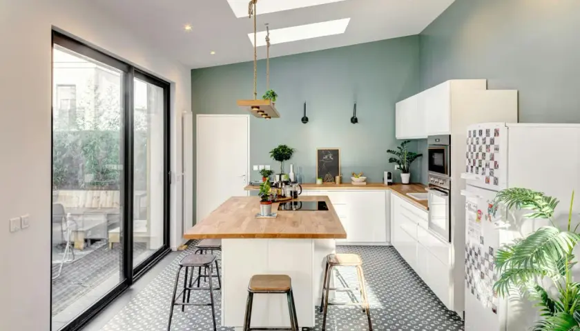 Cuisine moderne avec îlot central en bois. Demandez un devis pour refaire l'électricité de votre cuisine.