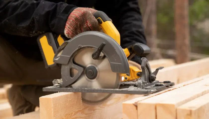 Maintenant, je comprends la différence scie à bois et scie à métaux. Une scie circulaire coupe du bois, pas du métal.