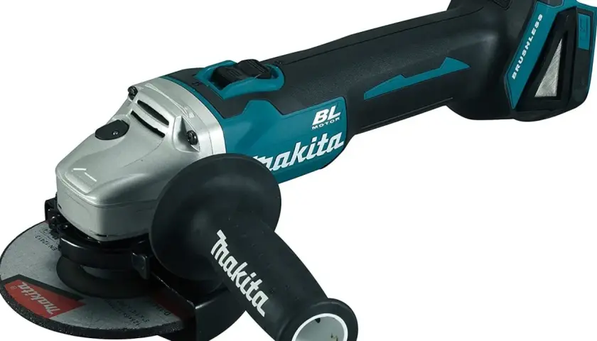 Meuleuse d'angle sans fil Makita, outil puissant de la sous marque Makita, avec moteur BL et poignée ergonomique.