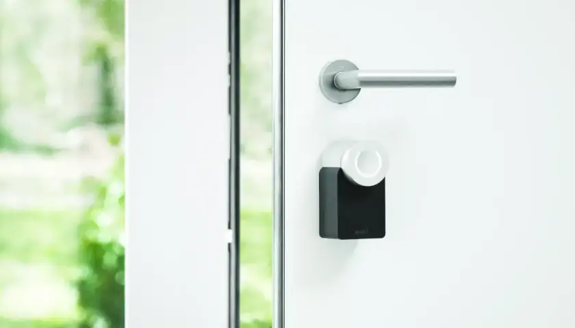 Poignée de porte extérieure avec serrure connectée Nuki, une solution moderne pour comment verrouiller une porte coulissante extérieure.