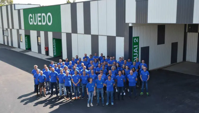Une équipe souriante devant le bâtiment GUEDO. Avis guedo outillage : une entreprise dynamique et accueillante.