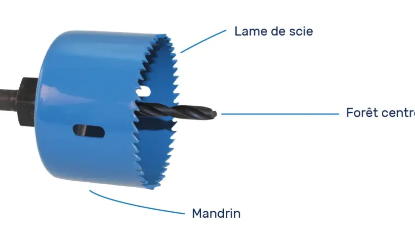 Une scie cloche bleue avec un foret centreur. Le diamètre de la scie cloche prise est visible, ainsi que la lame et le mandrin.