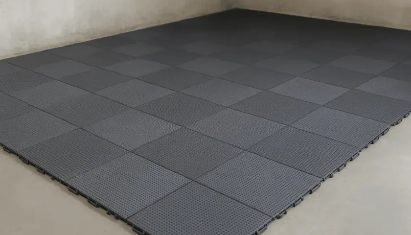 Dalles emboîtables grises pour sol de garage, offrant une solution pratique et esthétique. L'épaisseur de la dalle béton garage est ici remplacée par ce revêtement modulable.