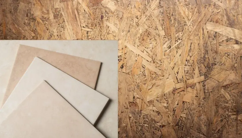 Échantillons de carrelage beige sur fond de panneau OSB, prêt pour la pose plancher.