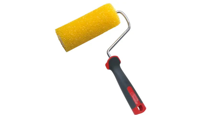 Rouleau à peinture jaune texturé, idéal pour un crépi au rouleau parfait. Manche ergonomique gris et rouge.