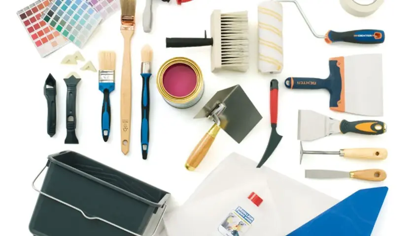 Ensemble d'outils pour papier peint : pinceaux, rouleau, truelles, spatules, seau, décolleur, ruban adhésif et nuancier.