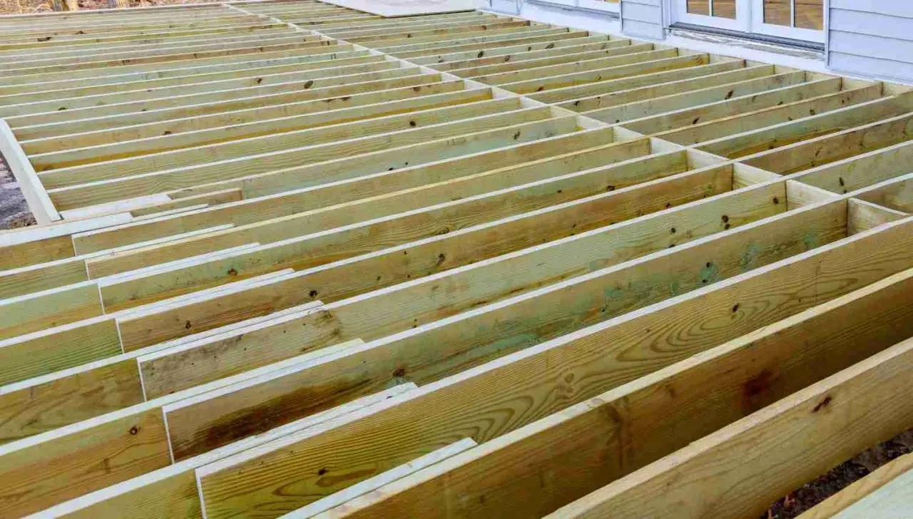 Structure en bois pour comment réaliser le solivage d'un plancher d'étage. Des solives parallèles sont installées, prêtes pour le revêtement.