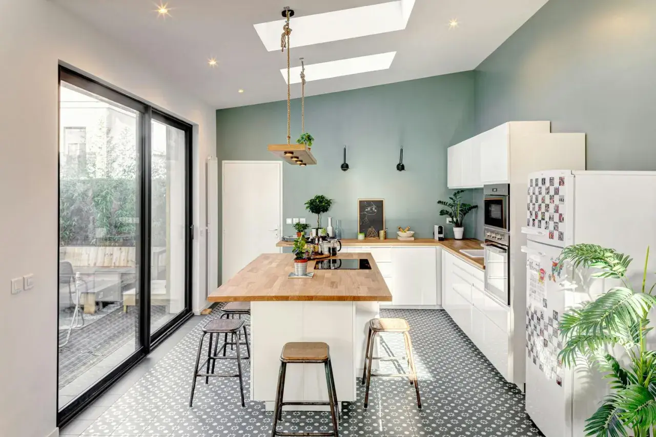 Cuisine moderne avec îlot central en bois. Demandez un devis pour refaire l'électricité de votre cuisine.