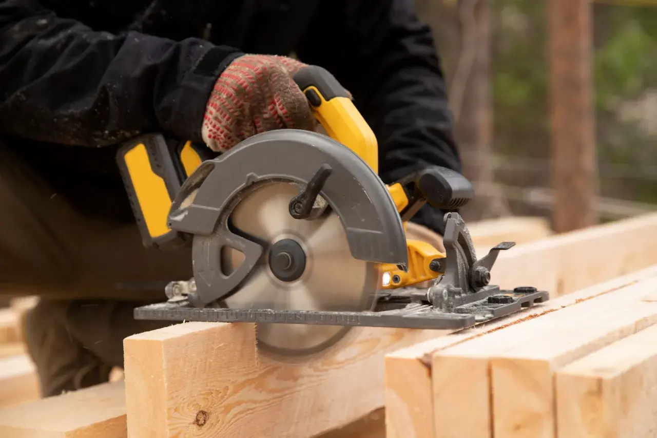 Maintenant, je comprends la différence scie à bois et scie à métaux. Une scie circulaire coupe du bois, pas du métal.