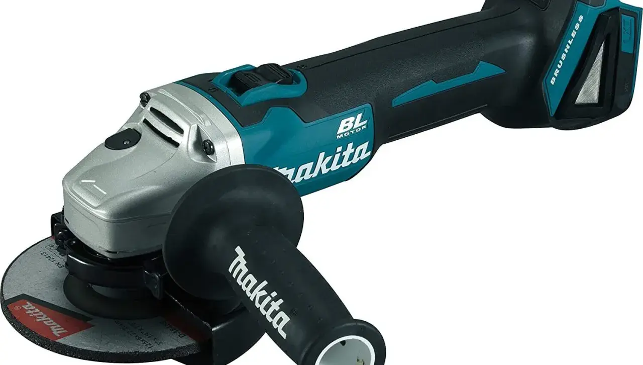 Meuleuse d'angle sans fil Makita, outil puissant de la sous marque Makita, avec moteur BL et poignée ergonomique.