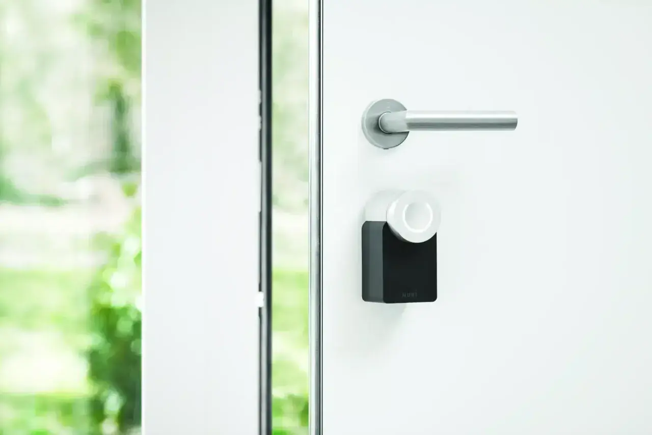 Poignée de porte extérieure avec serrure connectée Nuki, une solution moderne pour comment verrouiller une porte coulissante extérieure.