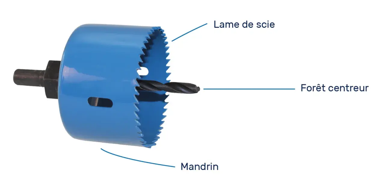 Une scie cloche bleue avec un foret centreur. Le diamètre de la scie cloche prise est visible, ainsi que la lame et le mandrin.
