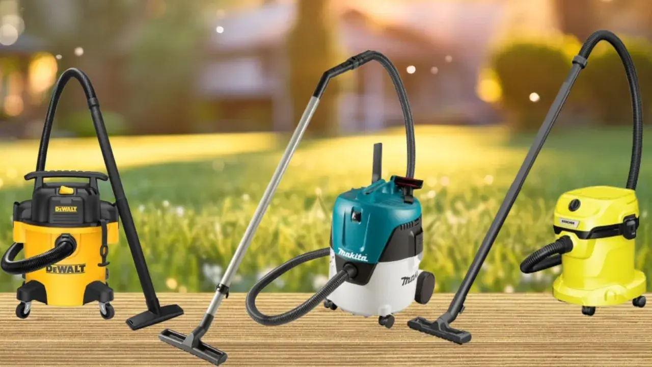 Aspirateurs Dewalt, Makita (wikipédia) et Kärcher alignés sur un plancher en bois, avec un fond flou de jardin ensoleillé.