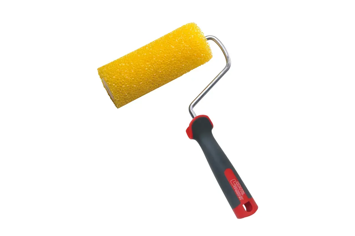 Rouleau à peinture jaune texturé, idéal pour un crépi au rouleau parfait. Manche ergonomique gris et rouge.