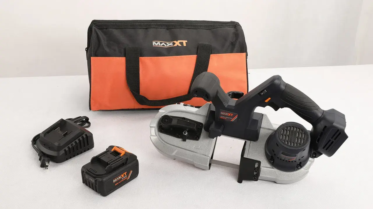 Une scie à ruban MAX-XT, avec batterie et chargeur, idéale pour couper divers matériaux.