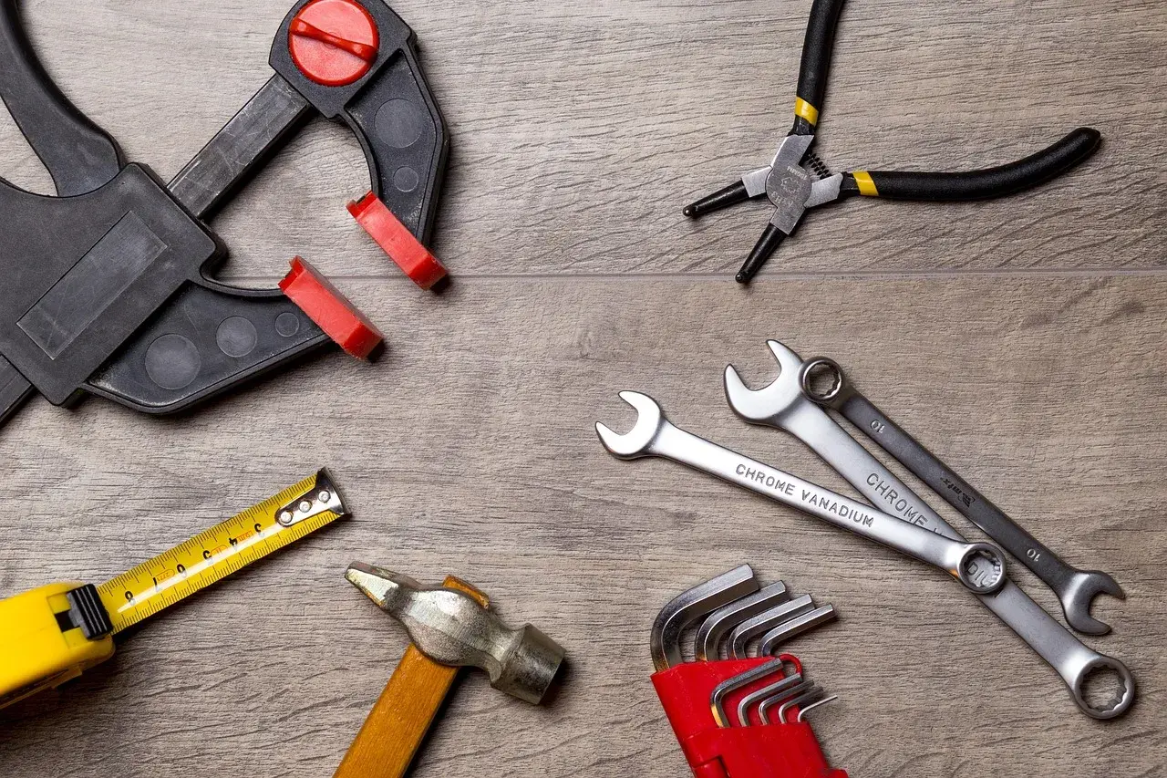 Outils divers : serre-joint, pince, clés, marteau, mètre. Une clé dynamométrique sert à serrer avec précision.