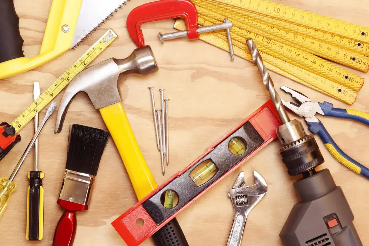 Ensemble d'outils de bricolage : marteau, scie, niveau, tournevis, pince, perceuse, mètre ruban, clé. Idéal pour vos projets, ces far tools avis sont indispensables.