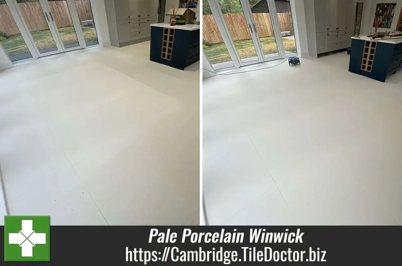 Avant/apr&egrave;s : nettoyage de laitance sur carrelage clair. Le sol est transform&eacute;, brillant et impeccable.