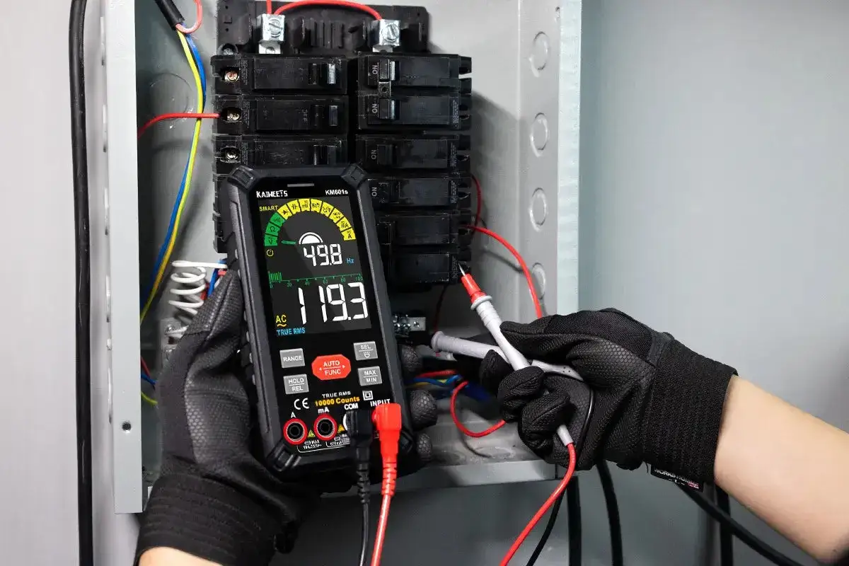 Apprendre comment utiliser un multimètre pour mesurer la tension dans un panneau électrique.