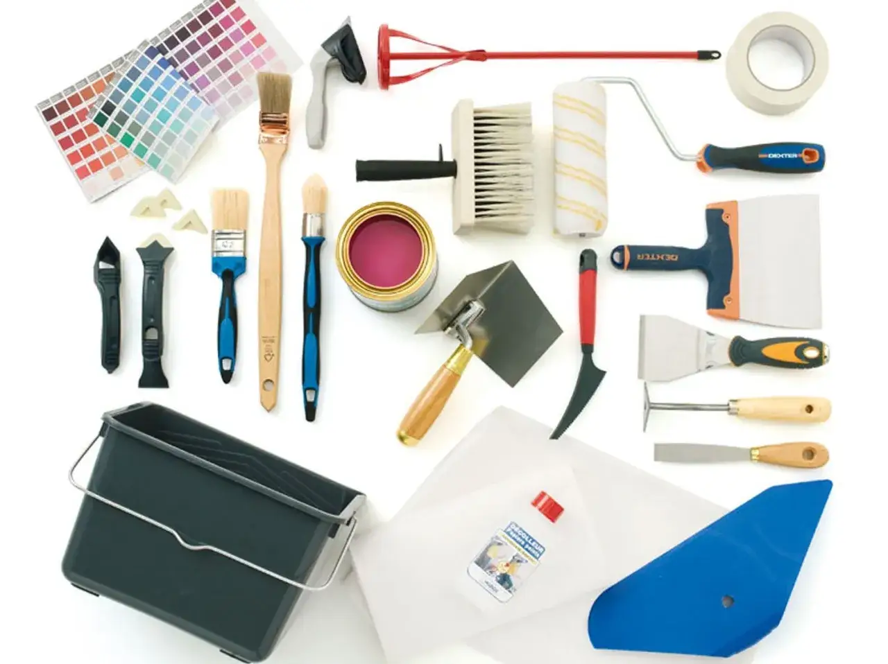 Ensemble d'outils pour papier peint : pinceaux, rouleau, truelles, spatules, seau, décolleur, ruban adhésif et nuancier.
